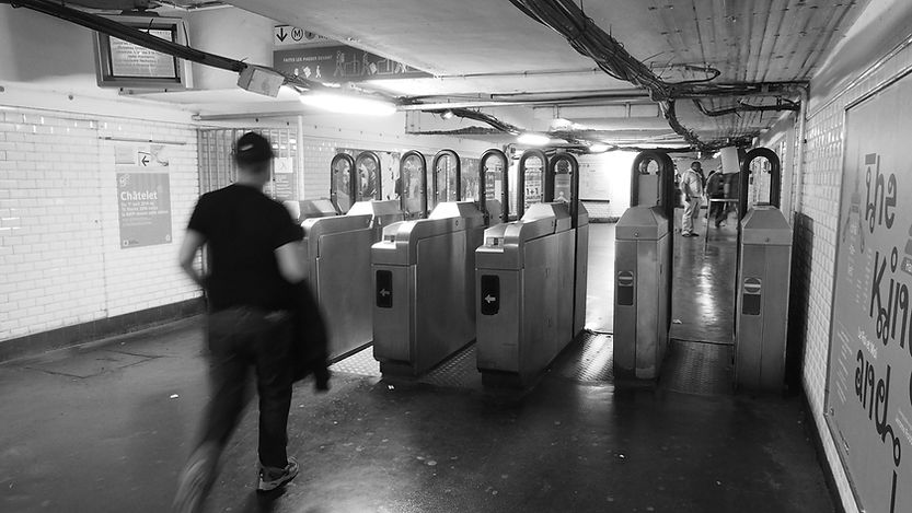 travelling-on-the-metro-paris