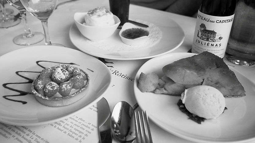 lunch-at-la-rotisserie-on-the-banks-of-the-river-seine-paris