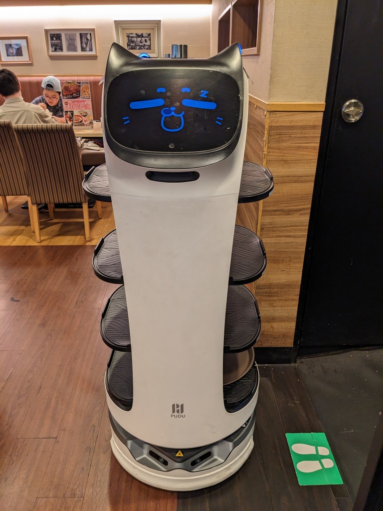 robot-waiter-at-tokyo-cafe