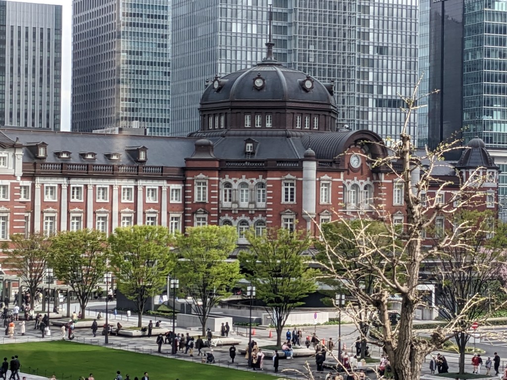 beautiful-art-deco-facade-of-tokyo-train-station