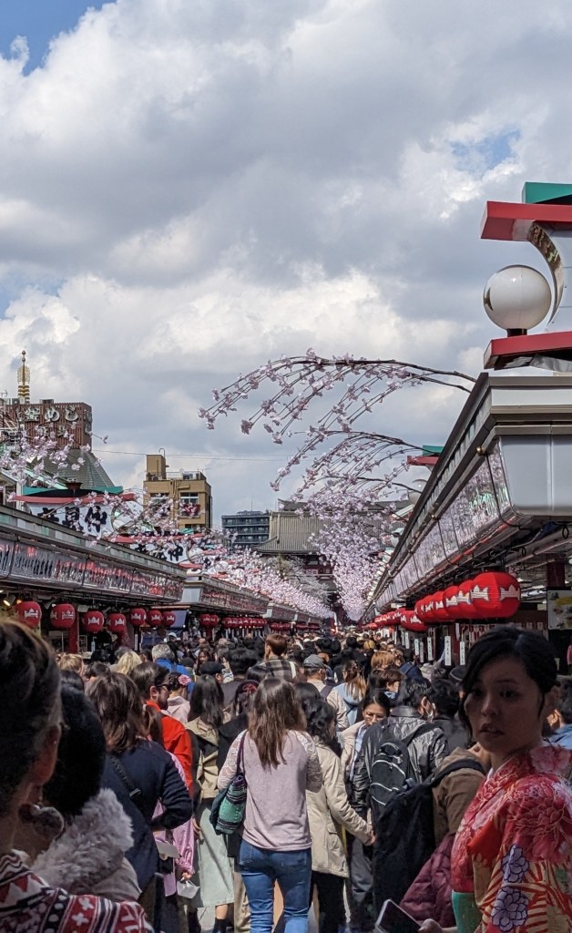 senso-ji-temple-attracts-many-visitors-on-kaminari-mon