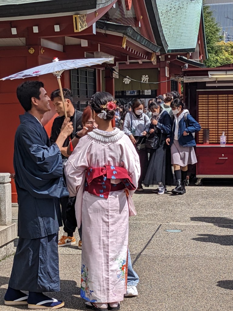 traditional-japanese-dress-at-senso-ji-temple-asakusa-tokyo