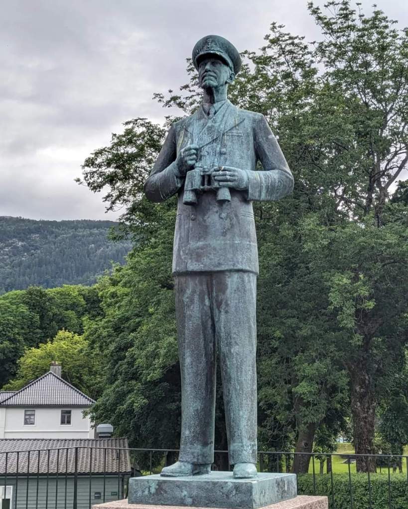 king-haakon-hakonsson-statue-at-bergenhus-castle-bergen