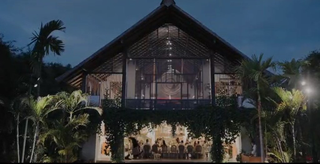 wedding-guests-enjoying-the-tropical-ambience-of-a-wedding-at-john-hardy-seminyak-bali