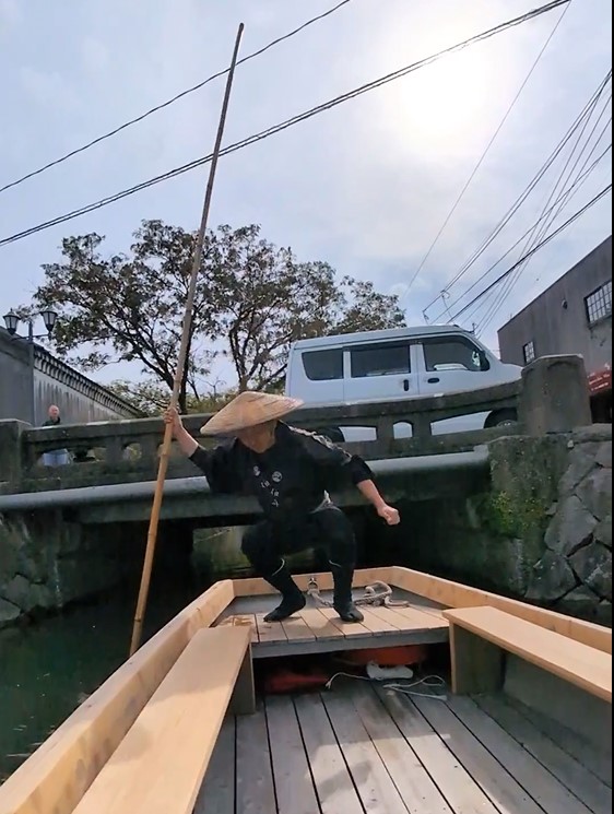 The-Yanagawa-Boatman-leaps-with-his-pole-onto-the-bridge-as-we-pass-under-then-lands-samurai-style-back-onto-the-boat-as-it-emerges-out-the-other-side